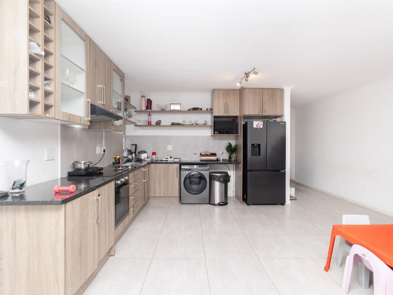 Modern 3 Bedroom Duplex with Garage and Private Yard in Parklands - Photo 3