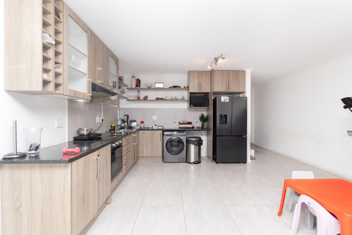 Modern 3 Bedroom Duplex with Garage and Private Yard in Parklands - Photo 3