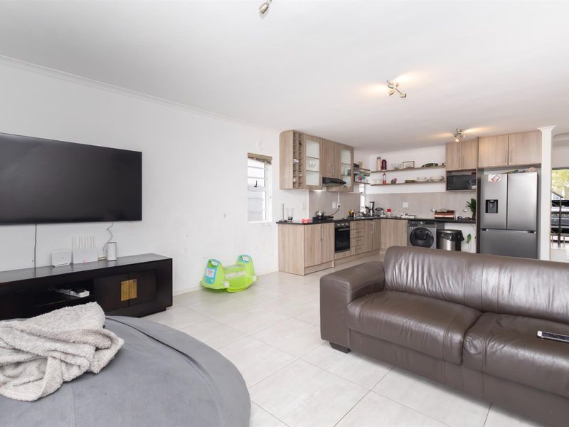 Modern 3 Bedroom Duplex with Garage and Private Yard in Parklands - Photo 5