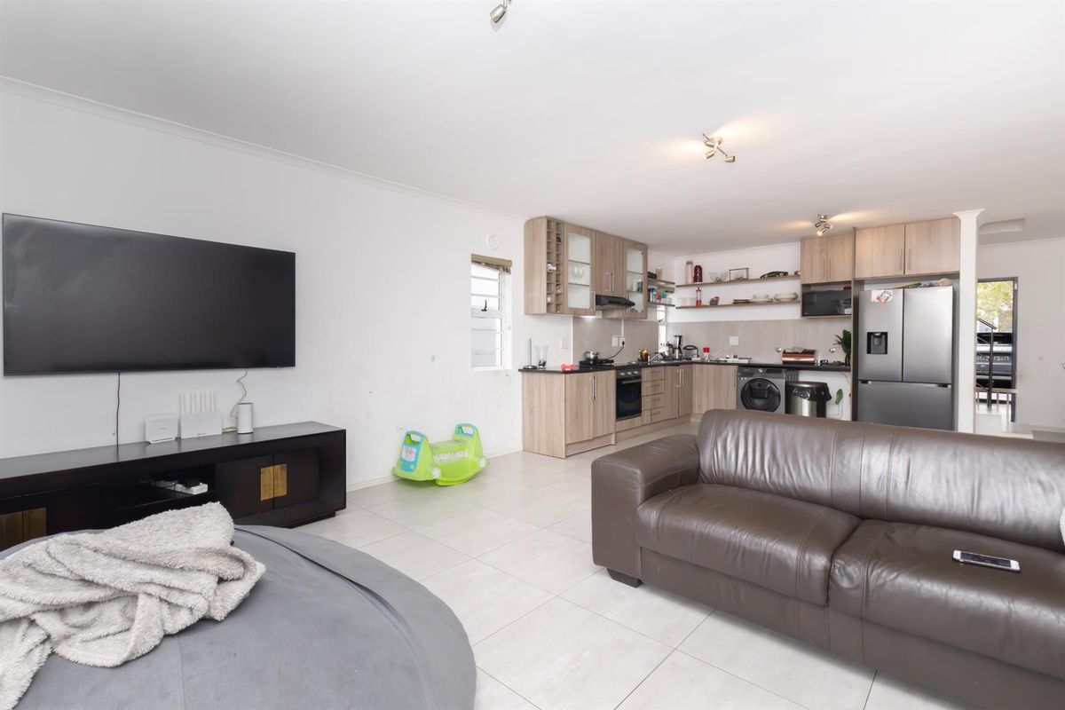 Modern 3 Bedroom Duplex with Garage and Private Yard in Parklands - Photo 5