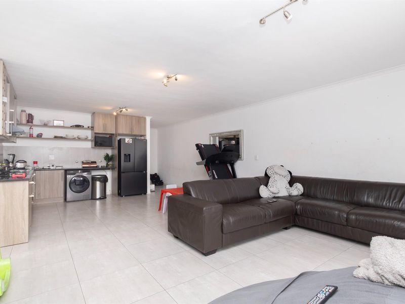 Modern 3 Bedroom Duplex with Garage and Private Yard in Parklands - Photo 7