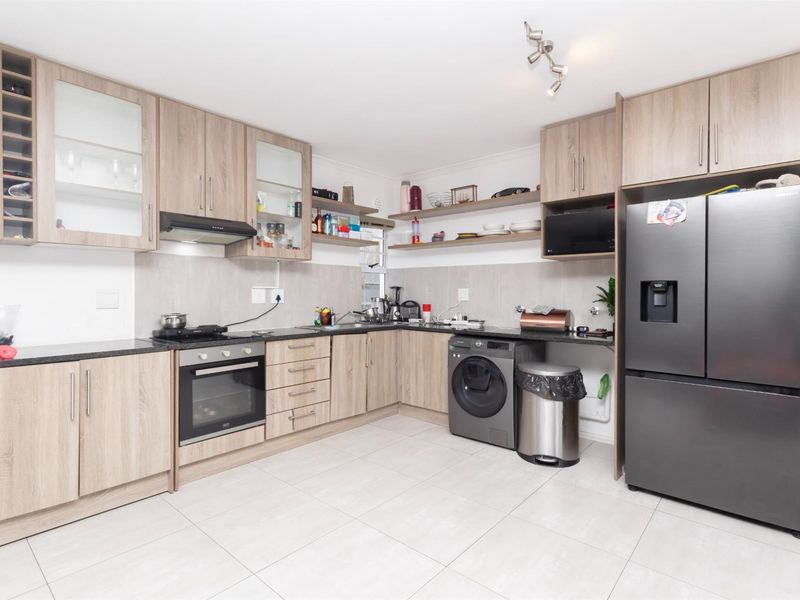 Modern 3 Bedroom Duplex with Garage and Private Yard in Parklands - Photo 2