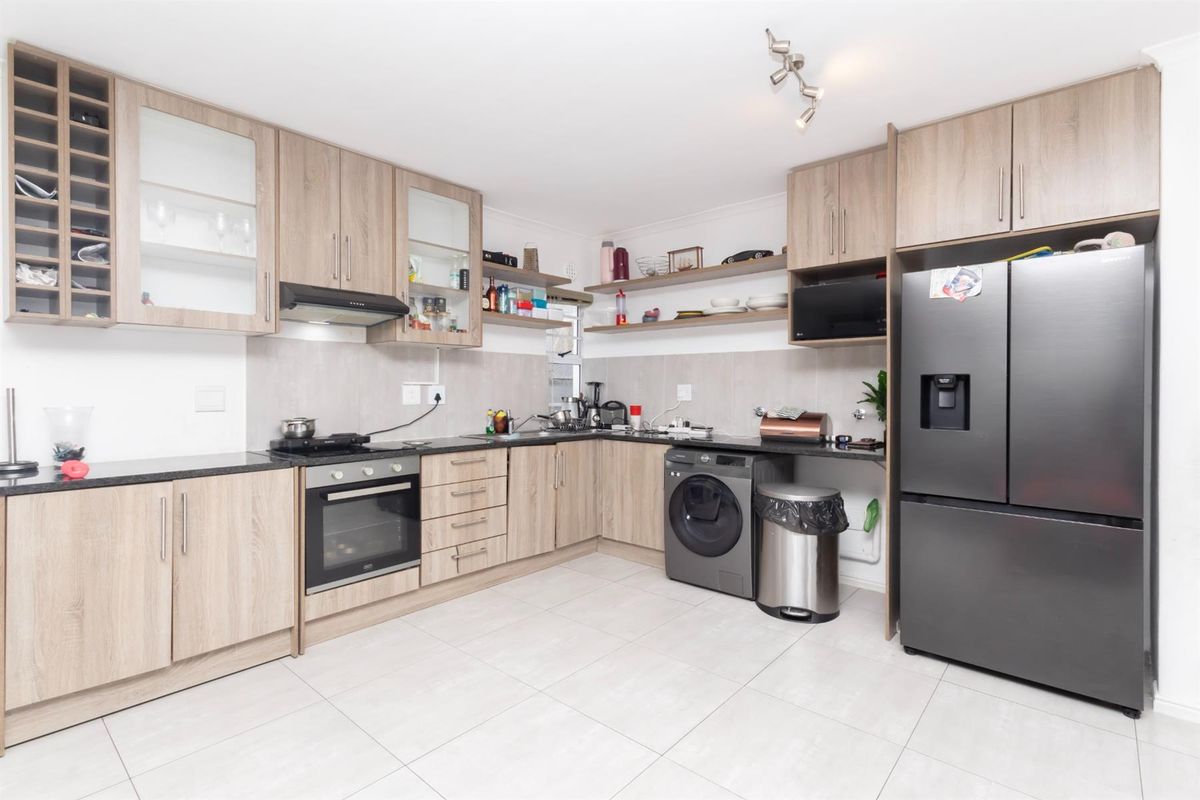 Modern 3 Bedroom Duplex with Garage and Private Yard in Parklands - Photo 2