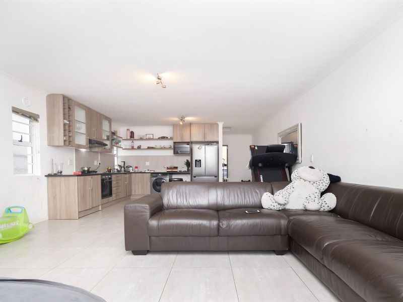 Modern 3 Bedroom Duplex with Garage and Private Yard in Parklands - Photo 4