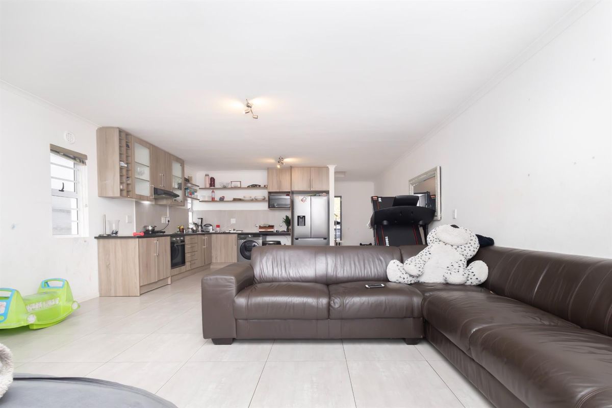 Modern 3 Bedroom Duplex with Garage and Private Yard in Parklands - Photo 4