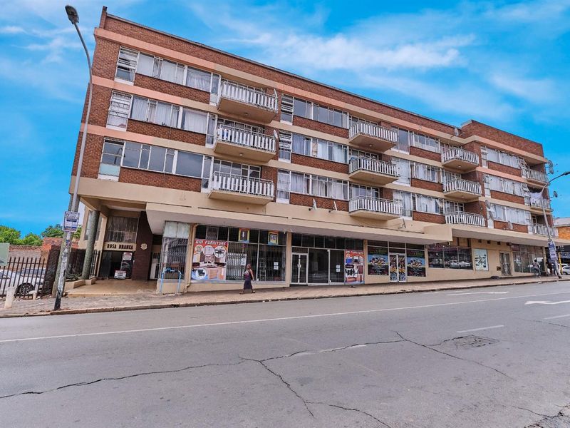 Spacious Top-Floor Apartment in the Heart of Florida CBD - Photo 2