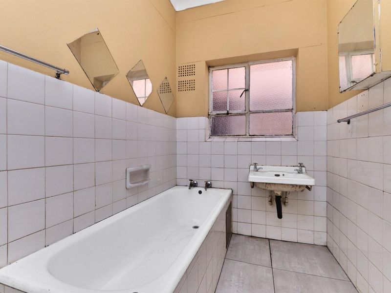 Spacious Top-Floor Apartment in the Heart of Florida CBD - Photo 9