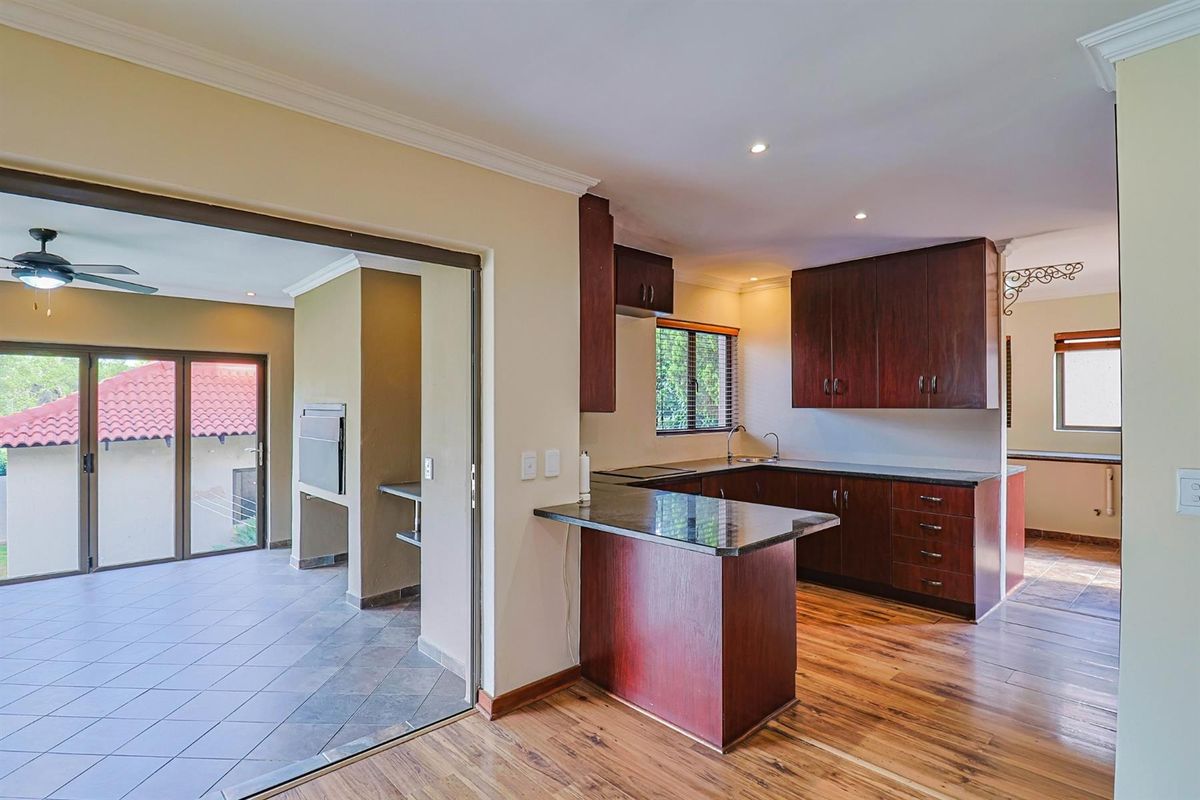 Stylish Family Living with a Versatile Flatlet in Prestigious Estate - Photo 5