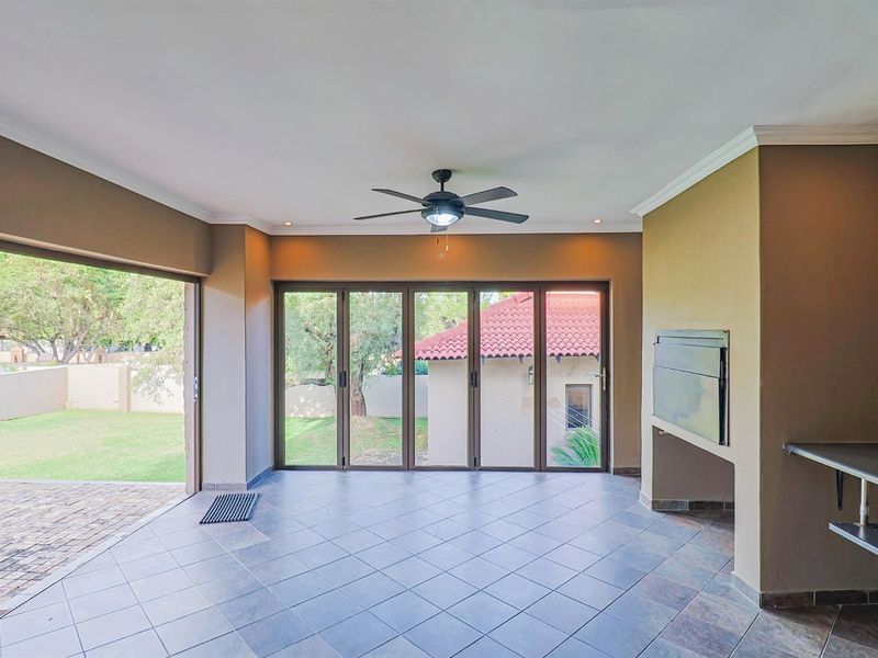 Stylish Family Living with a Versatile Flatlet in Prestigious Estate - Photo 10