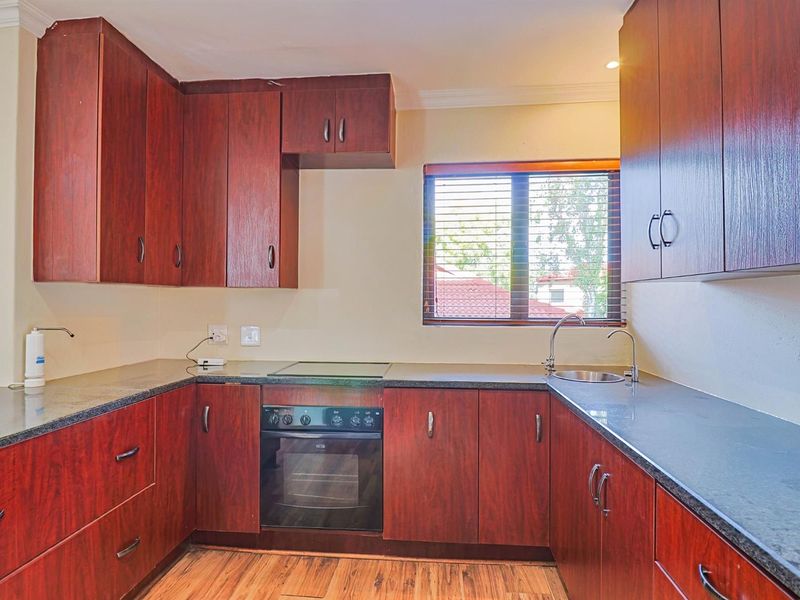 Stylish Family Living with a Versatile Flatlet in Prestigious Estate - Photo 8