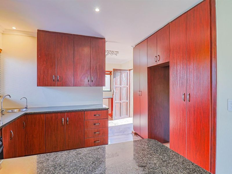 Stylish Family Living with a Versatile Flatlet in Prestigious Estate - Photo 7