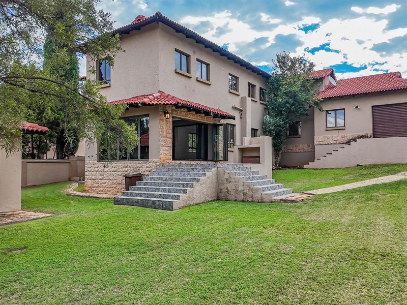 Stylish Family Living with a Versatile Flatlet in Prestigious Estate - Photo 2