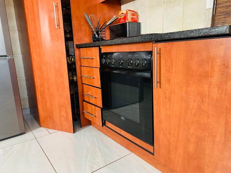 2 Bedroom, 2 Bathroom Apartment For Sale in Heatherview, Akasia - Photo 6