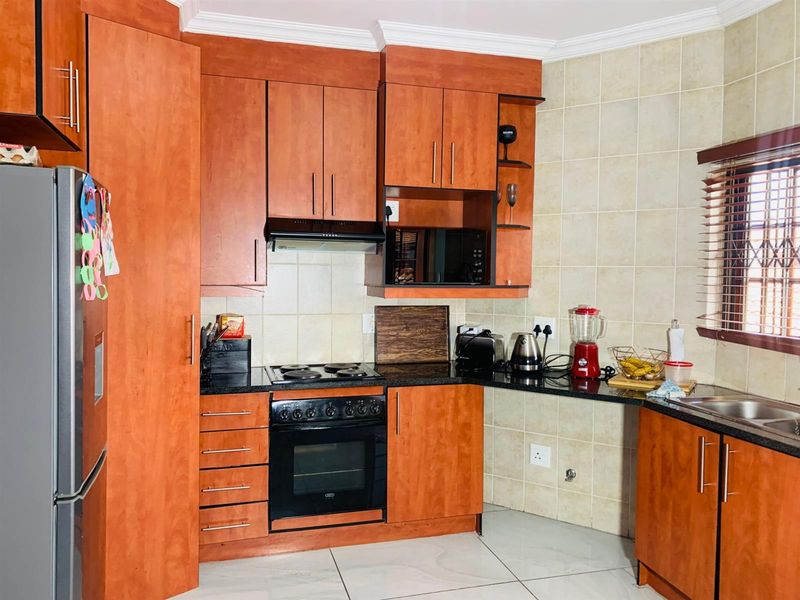 2 Bedroom, 2 Bathroom Apartment For Sale in Heatherview, Akasia - Photo 2