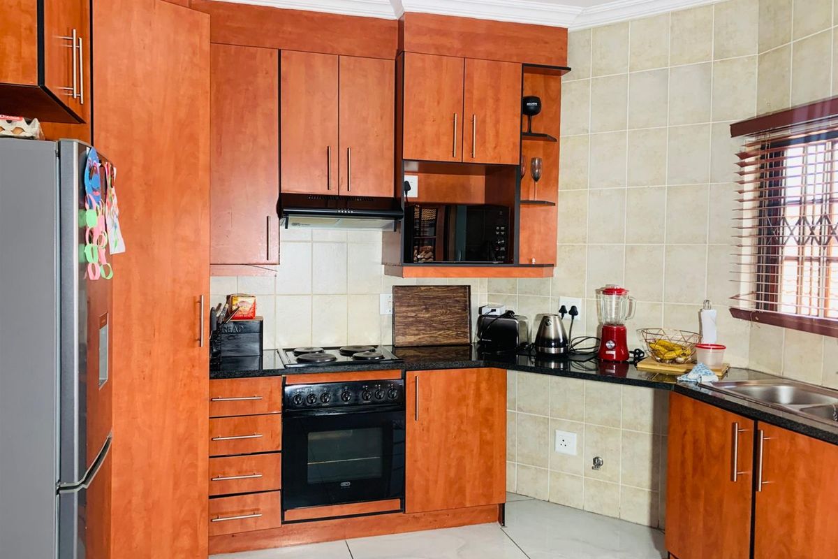 2 Bedroom, 2 Bathroom Apartment For Sale in Heatherview, Akasia - Photo 2