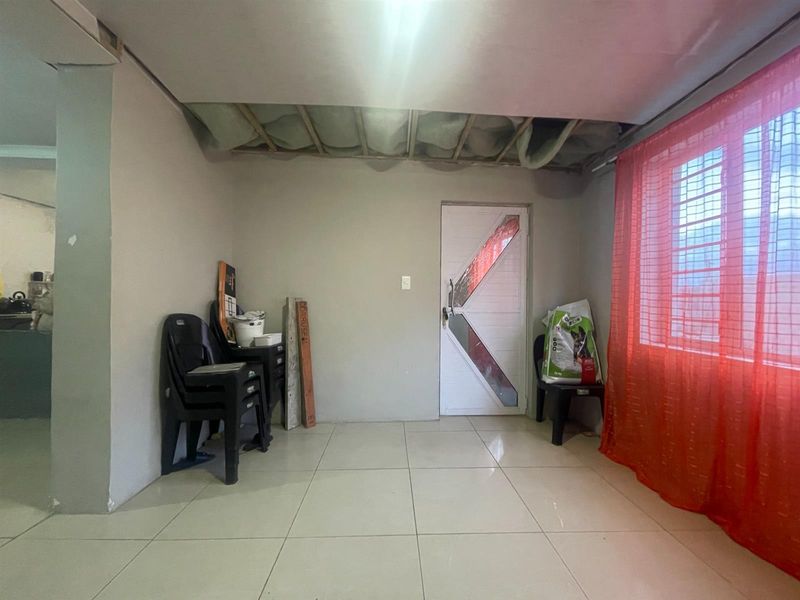 3 bedroom home with loads of potential in Lavender Hill - Photo 3