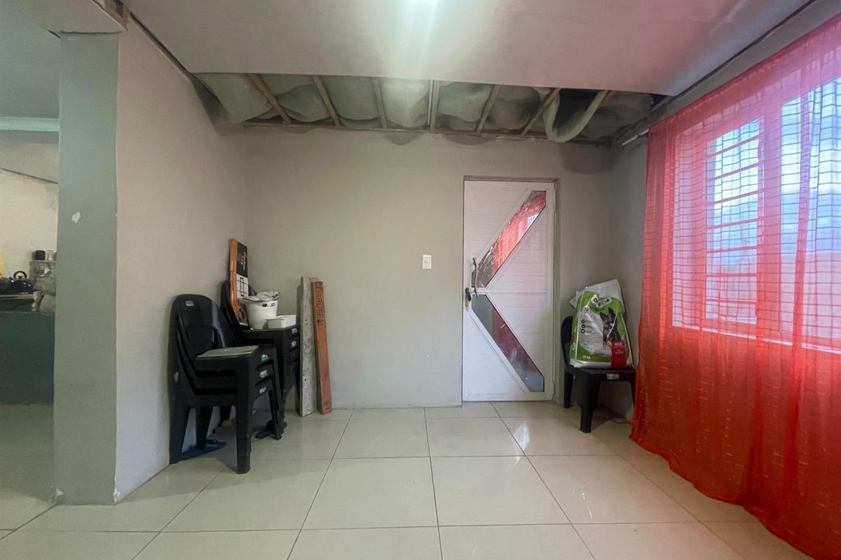 3 bedroom home with loads of potential in Lavender Hill - Photo 3