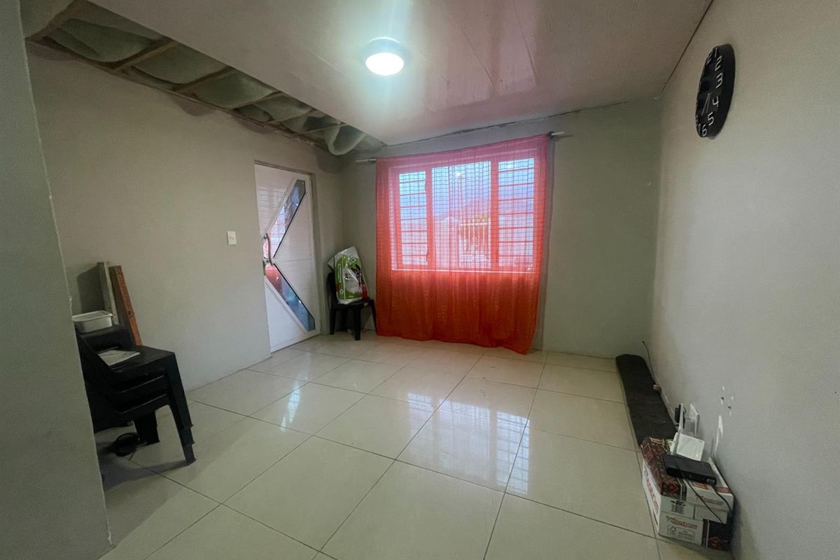 3 bedroom home with loads of potential in Lavender Hill - Photo 4