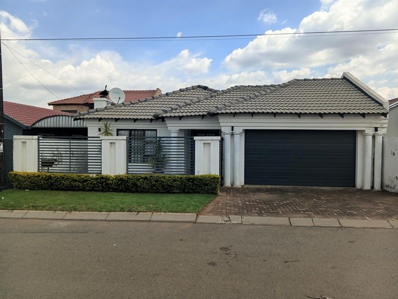 House For Sale in Protea Glen, Soweto - Photo 3