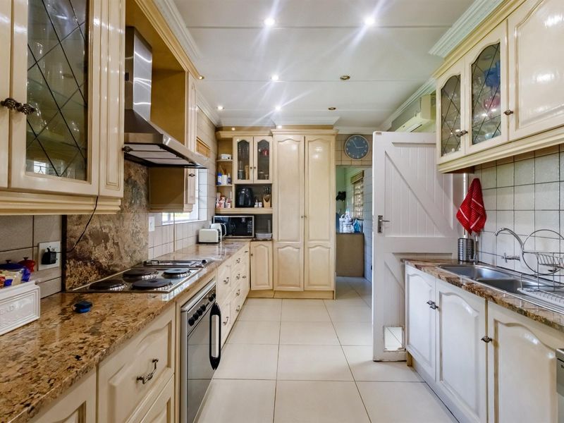 4 Bedroom house To Rent in Beverley Gardens Randburg - Photo 2