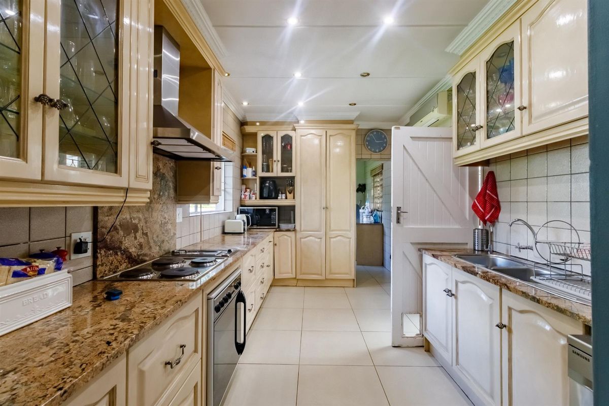 4 Bedroom house To Rent in Beverley Gardens Randburg - Photo 2