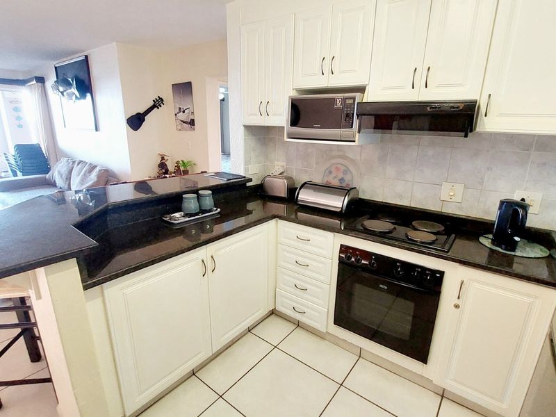 Sea View Apartment for sale, Uvongo, Kwazulu-Natal - Photo 7