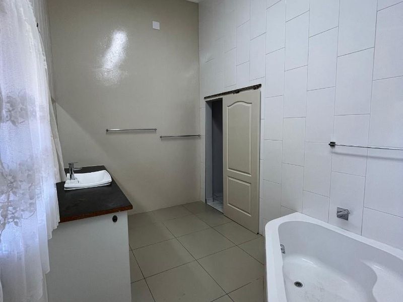 Modern, fully air-conditioned two-bedroom flat available in a safe and secure suburb. - Photo 7