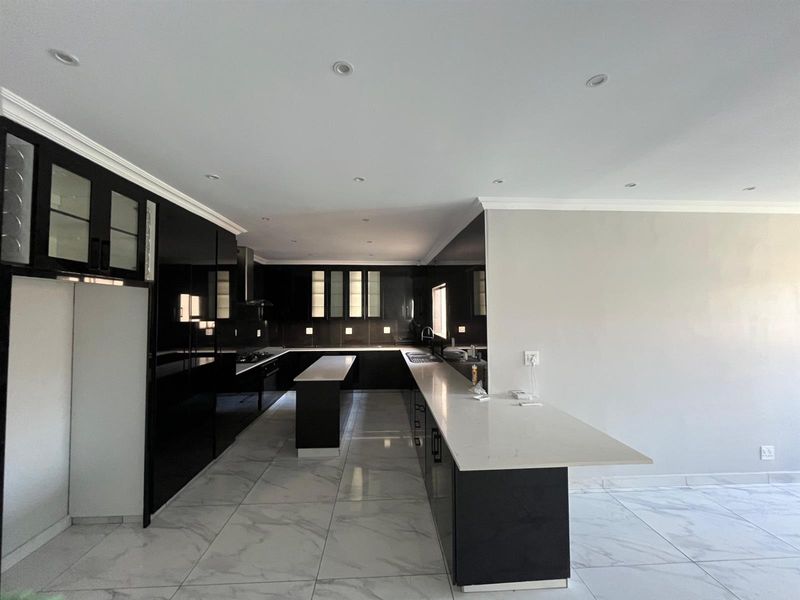 Modern, fully air-conditioned two-bedroom flat available in a safe and secure suburb. - Photo 3