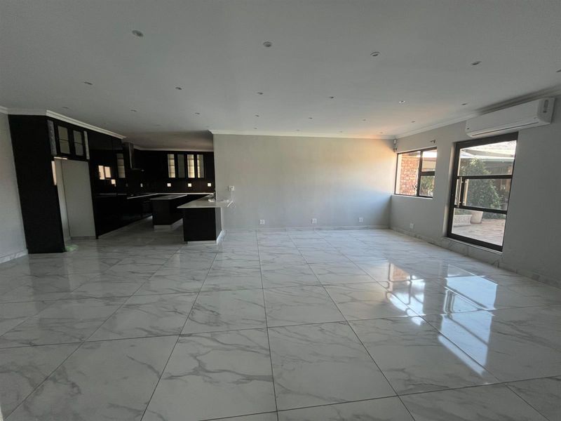 Modern, fully air-conditioned two-bedroom flat available in a safe and secure suburb. - Photo 4