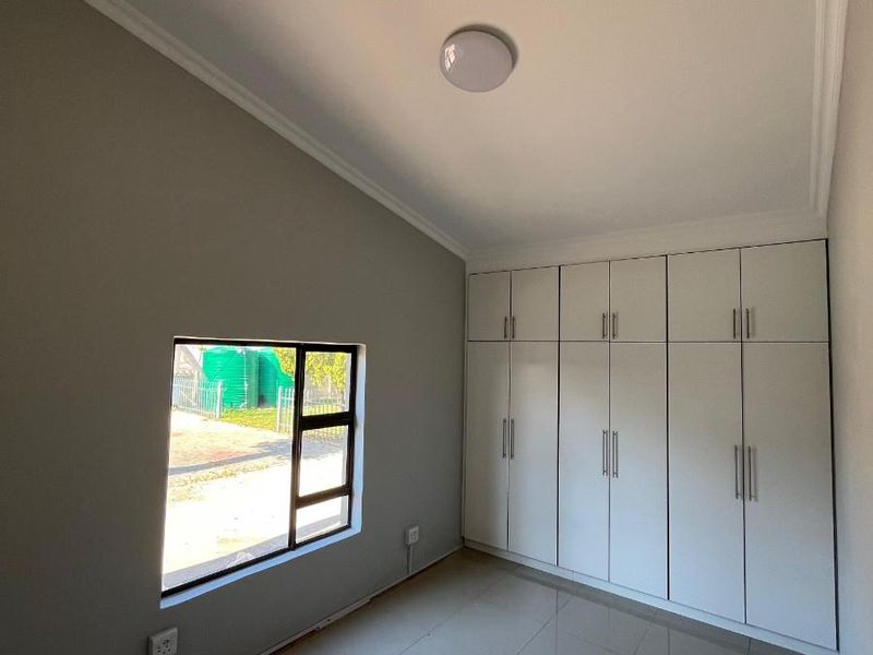 Modern, fully air-conditioned two-bedroom flat available in a safe and secure suburb. - Photo 5