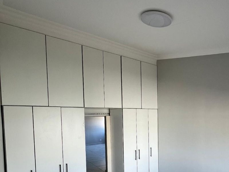 Modern, fully air-conditioned two-bedroom flat available in a safe and secure suburb. - Photo 9