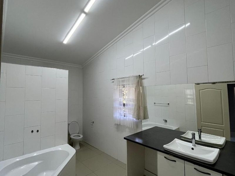 Modern, fully air-conditioned two-bedroom flat available in a safe and secure suburb. - Photo 8