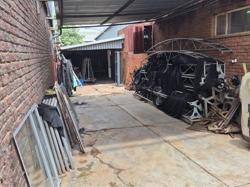 Commercial Property With Retail, Storage and Workshop Space - Louis Trichardt - Photo 9