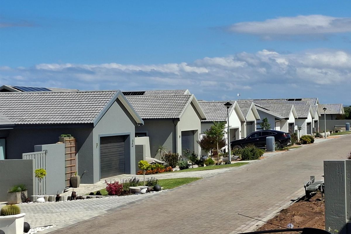 Contemporary Coastal Elegance  Brand-New Home in Melkhout Estate - Photo 2