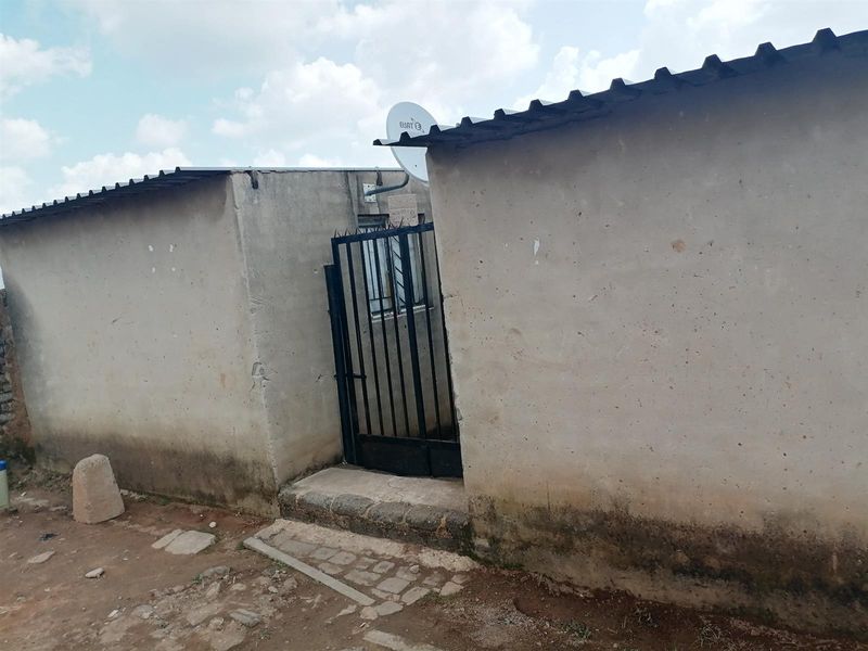 House For Sale in Entshonalanga, Tembisa - Photo 2