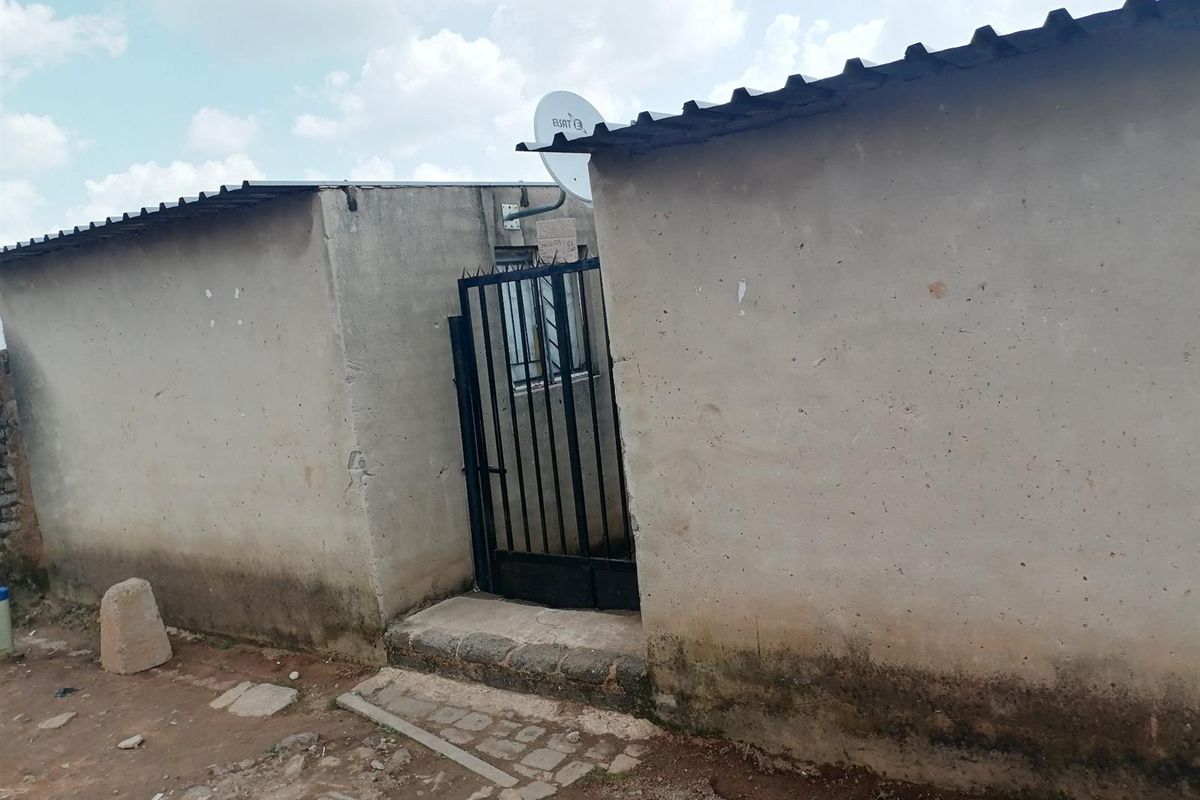 House For Sale in Entshonalanga, Tembisa - Photo 2