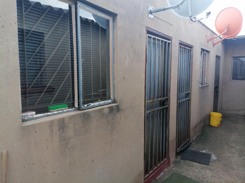 House For Sale in Entshonalanga, Tembisa - Photo 4