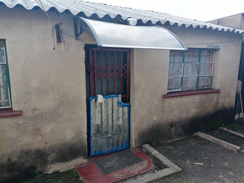 House For Sale in Entshonalanga, Tembisa - Photo 5