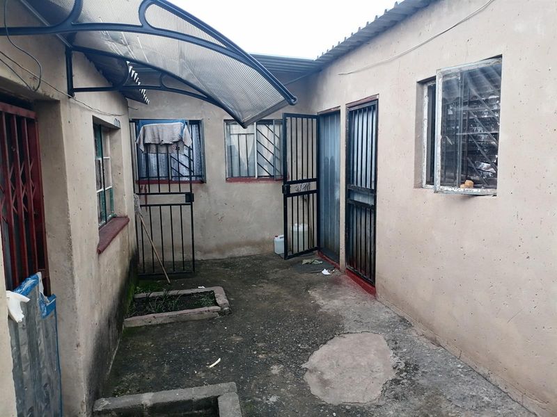 House For Sale in Entshonalanga, Tembisa - Photo 3
