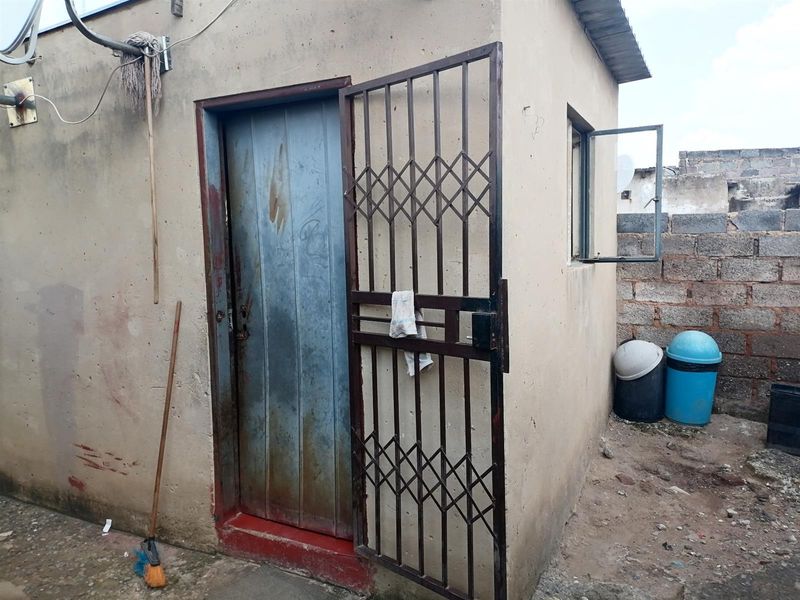 House For Sale in Entshonalanga, Tembisa - Photo 8