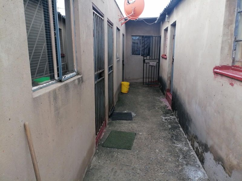 House For Sale in Entshonalanga, Tembisa - Photo 7