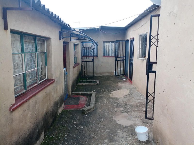 House For Sale in Entshonalanga, Tembisa - Photo 6