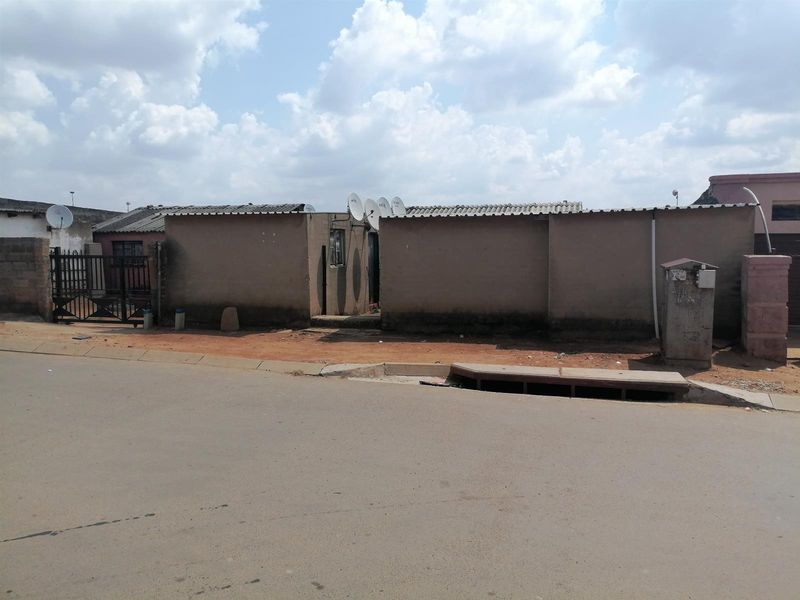 House For Sale in Entshonalanga, Tembisa - Photo 1