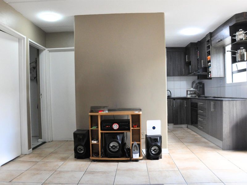 For Sale - Charming 2 Bedroom, Ground floor Apartment in Strand - Photo 10