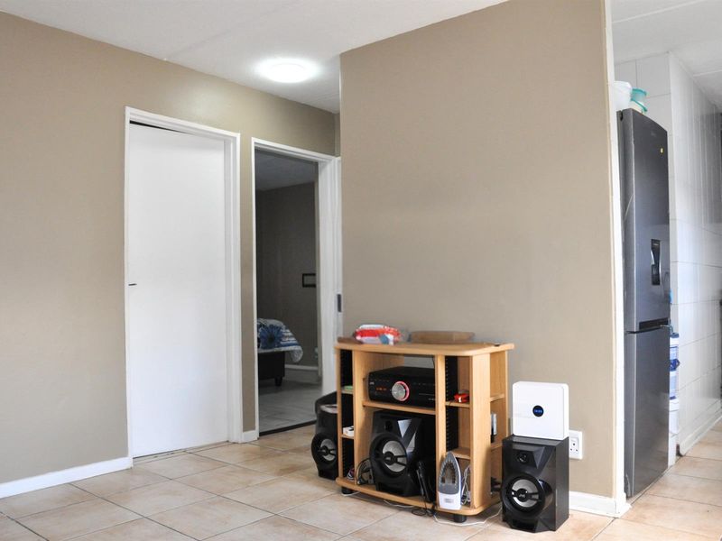 For Sale - Charming 2 Bedroom, Ground floor Apartment in Strand - Photo 9