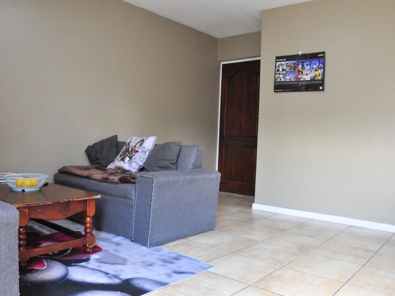 For Sale - Charming 2 Bedroom, Ground floor Apartment in Strand - Photo 8