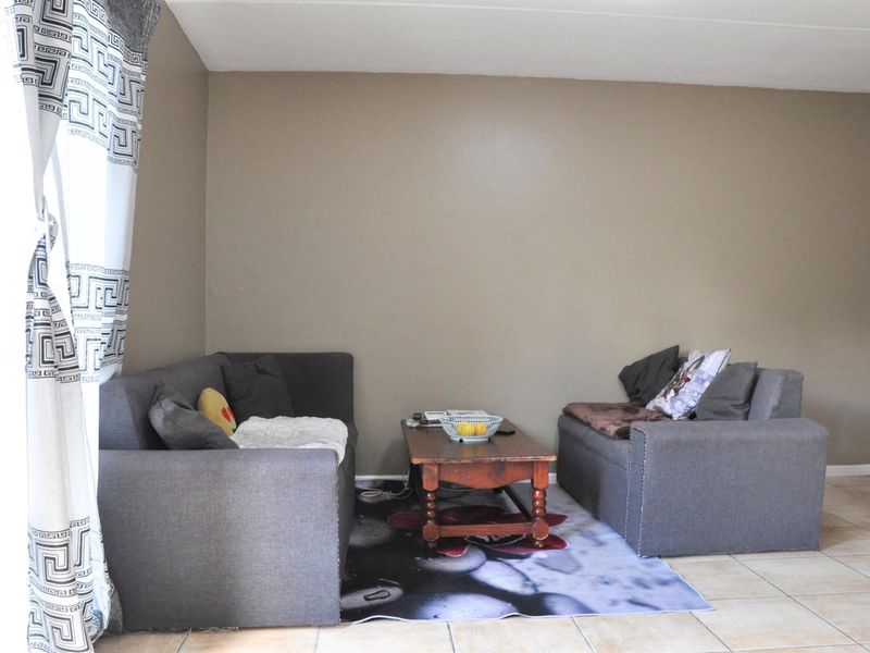 For Sale - Charming 2 Bedroom, Ground floor Apartment in Strand - Photo 5