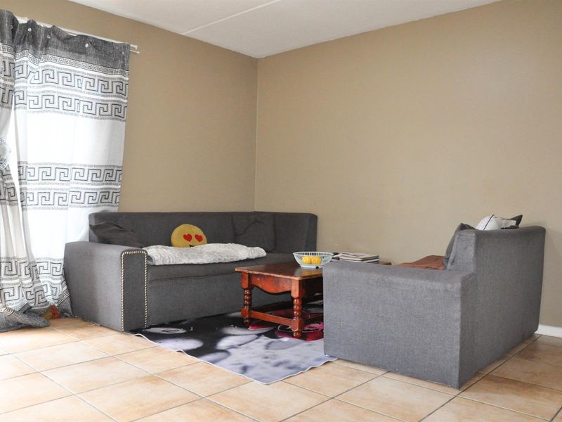 For Sale - Charming 2 Bedroom, Ground floor Apartment in Strand - Photo 7