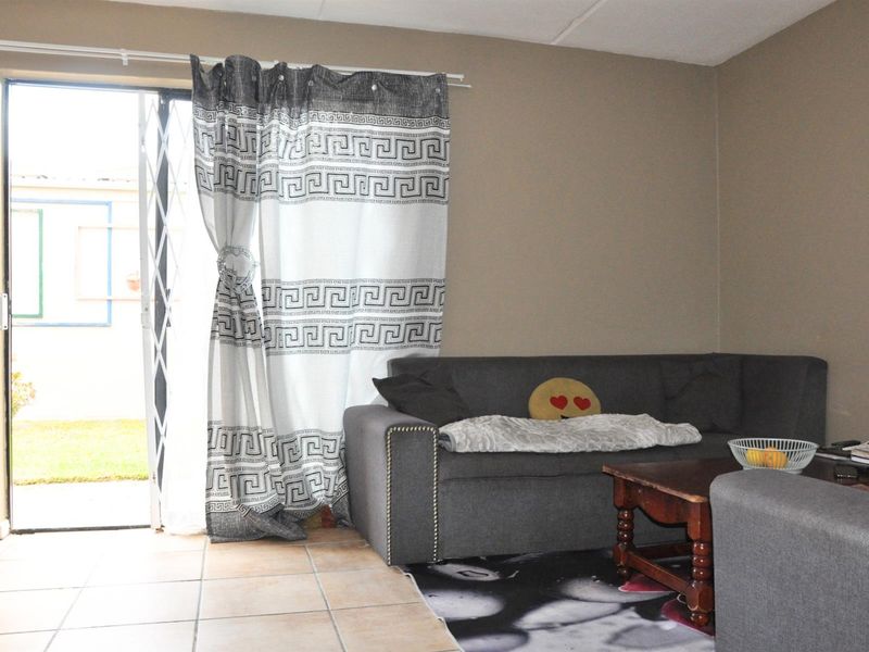 For Sale - Charming 2 Bedroom, Ground floor Apartment in Strand - Photo 6