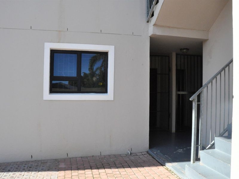 For Sale - Charming 2 Bedroom, Ground floor Apartment in Strand - Photo 3